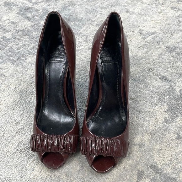 Burberry Peeptoe Ruffle Patent Leather Pumps Heels Burgundy Maroon Sz 39 - Picture 2 of 16